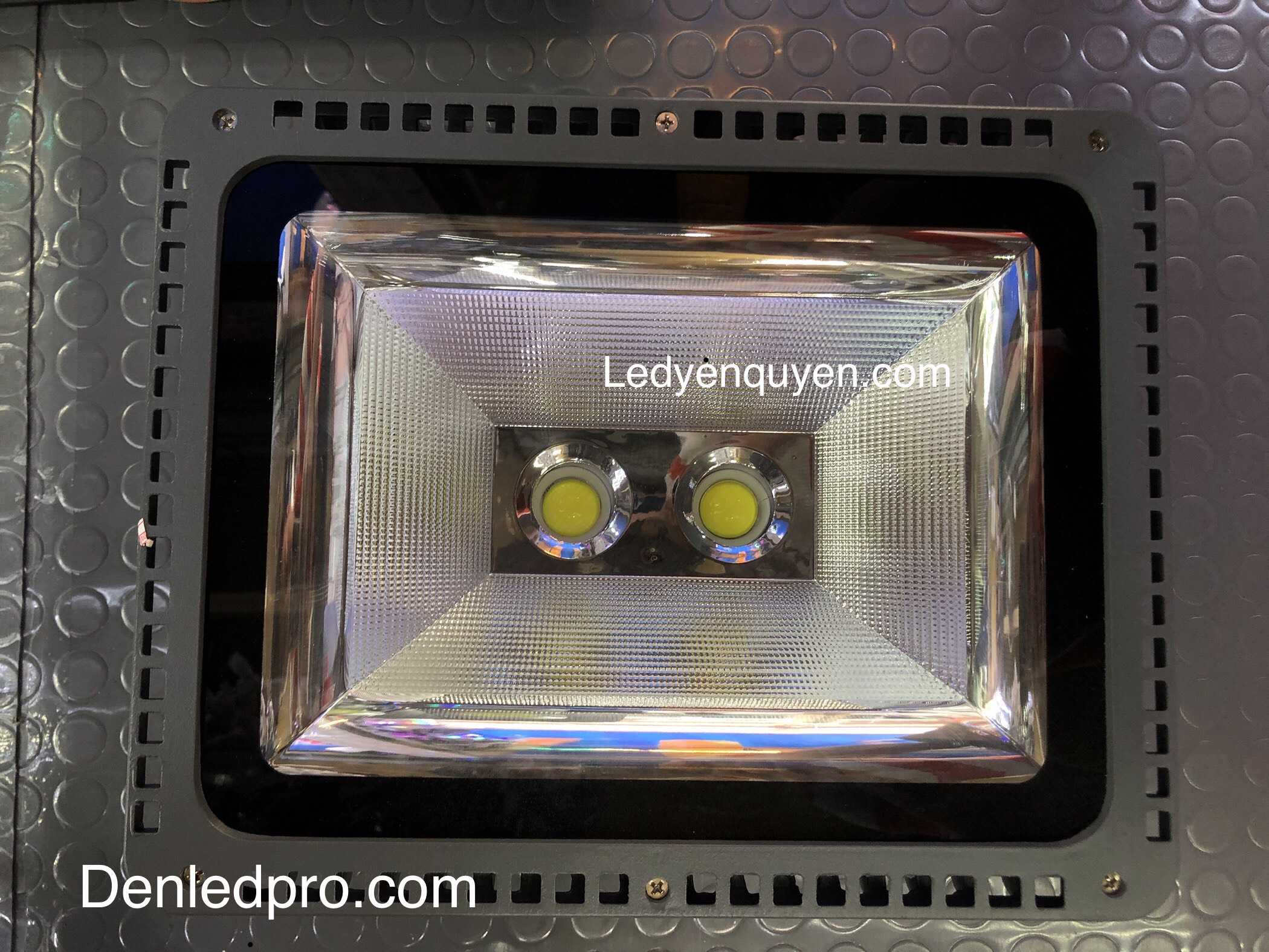 Đèn Pha LED Cầu Lồi 100W